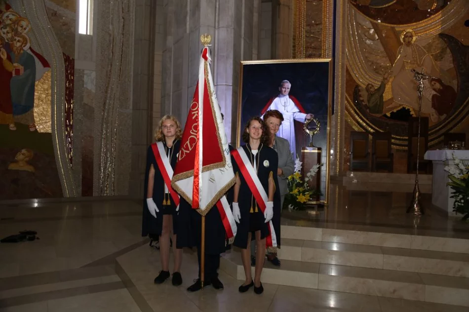 Uczniowie SP nr 1 w Męcinie na III Pielgrzymce Szkół imienia Jana Pawła II - zdjęcie 7