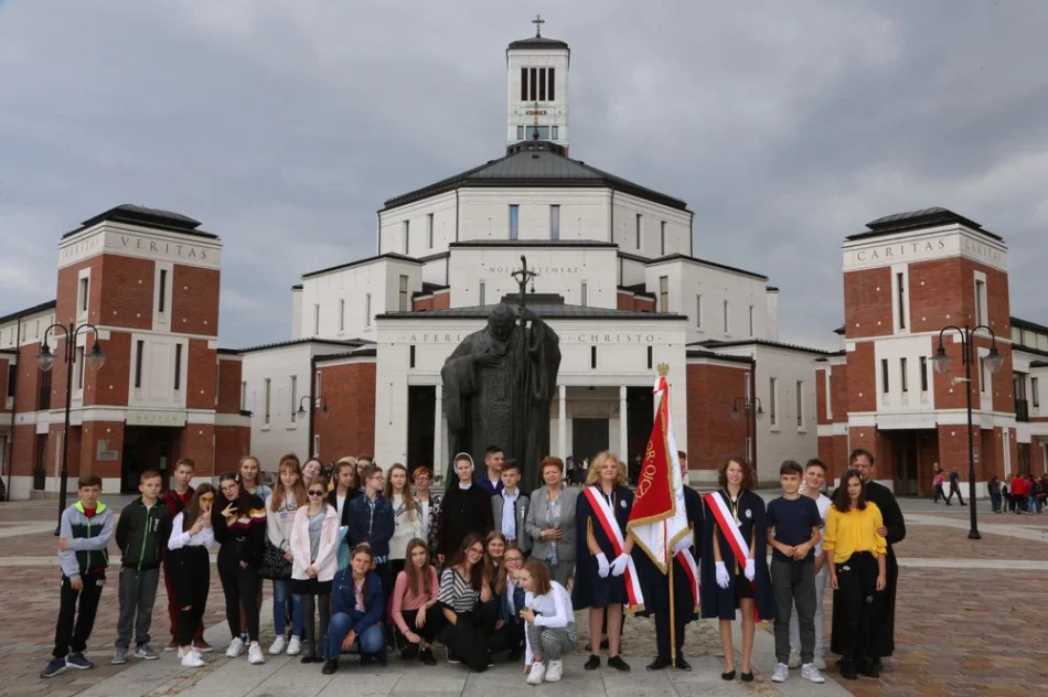 Uczniowie SP nr 1 w Męcinie na III Pielgrzymce Szkół imienia Jana Pawła II - zdjęcie 8