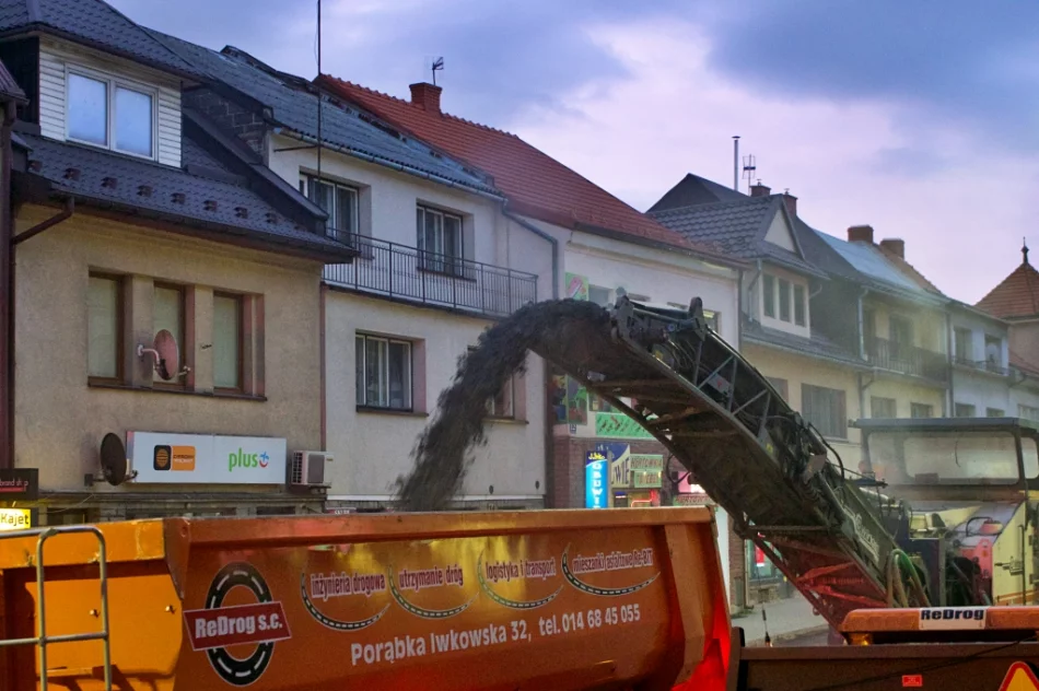 Trwa wymiana nawierzchni na DK 28. Wykonawca prosi o wyrozumiałość i cierpliwość  - zdjęcie 2