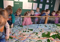 Dzieci z przedszkola z wizytą w muzeum - zdjęcie główne