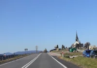 Zderzenie samochodu z motocyklem na krajówce - zdjęcie główne