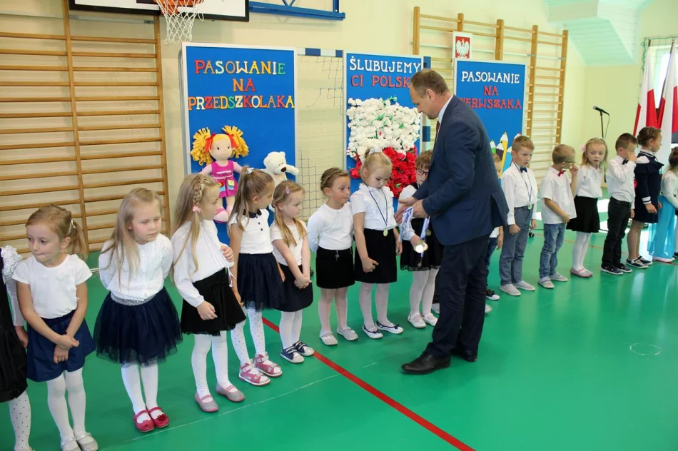 Ślubowanie uczniów w SP nr 1 w Siekierczynie  - zdjęcie 2