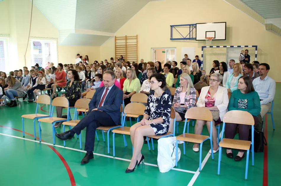 Ślubowanie uczniów w SP nr 1 w Siekierczynie  - zdjęcie 3