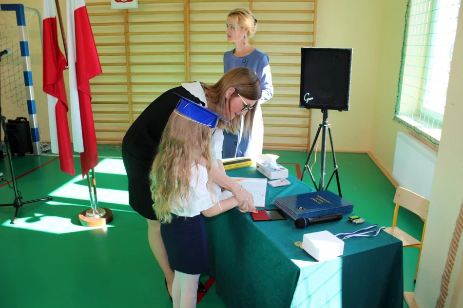 Ślubowanie uczniów w SP nr 1 w Siekierczynie  - zdjęcie 6