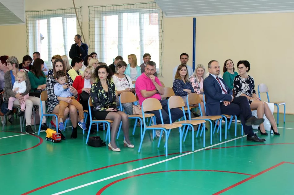 Ślubowanie uczniów w SP nr 1 w Siekierczynie  - zdjęcie 8