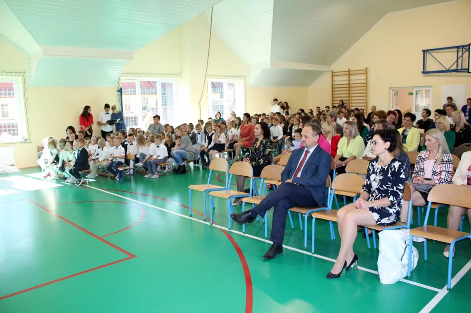Ślubowanie uczniów w SP nr 1 w Siekierczynie  - zdjęcie 10