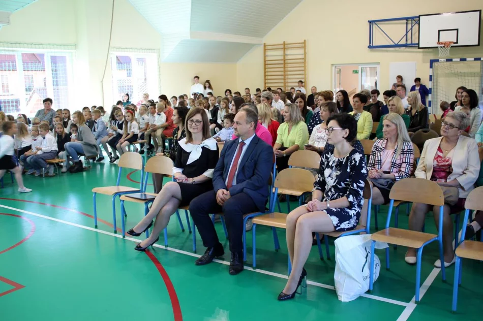 Ślubowanie uczniów w SP nr 1 w Siekierczynie  - zdjęcie 13