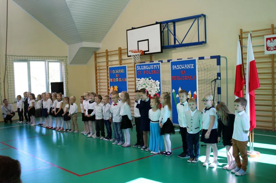 Ślubowanie uczniów w SP nr 1 w Siekierczynie  - zdjęcie 15
