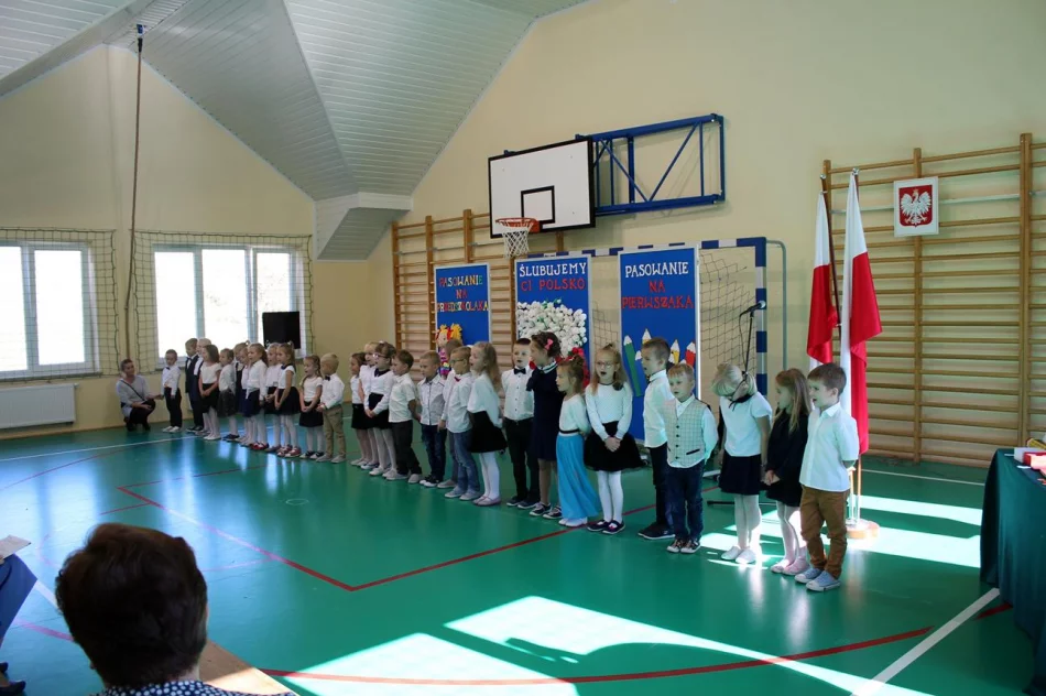 Ślubowanie uczniów w SP nr 1 w Siekierczynie  - zdjęcie 16