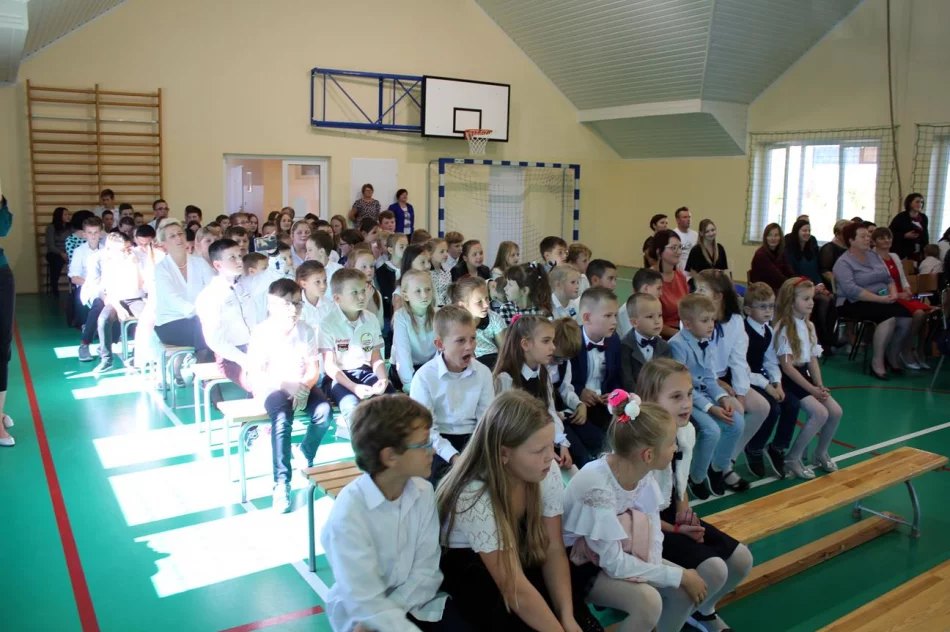 Ślubowanie uczniów w SP nr 1 w Siekierczynie  - zdjęcie 18