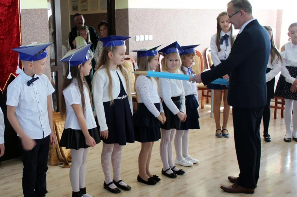 Pierwszoklasiści z SP Wysokie uroczyście włączeni w grono uczniów  - zdjęcie 2