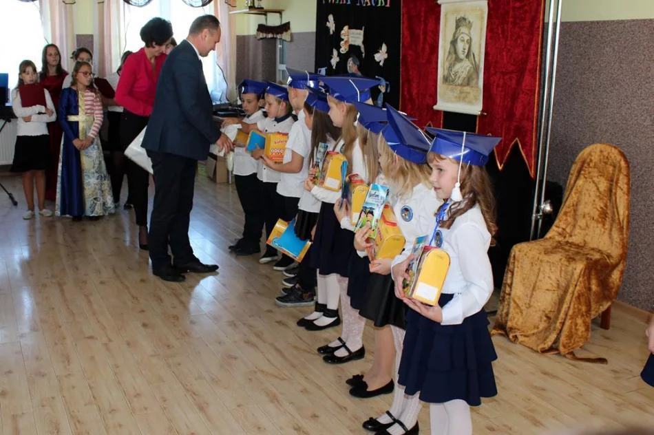 Pierwszoklasiści z SP Wysokie uroczyście włączeni w grono uczniów  - zdjęcie 3