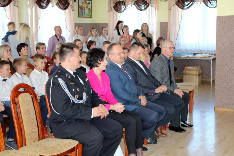 Pierwszoklasiści z SP Wysokie uroczyście włączeni w grono uczniów  - zdjęcie 7