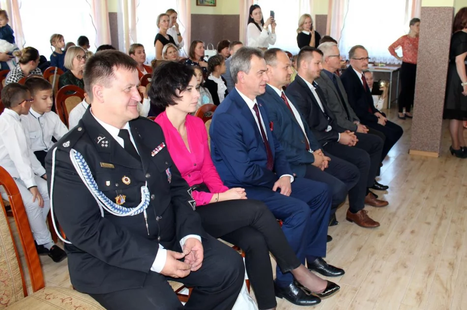 Pierwszoklasiści z SP Wysokie uroczyście włączeni w grono uczniów  - zdjęcie 13