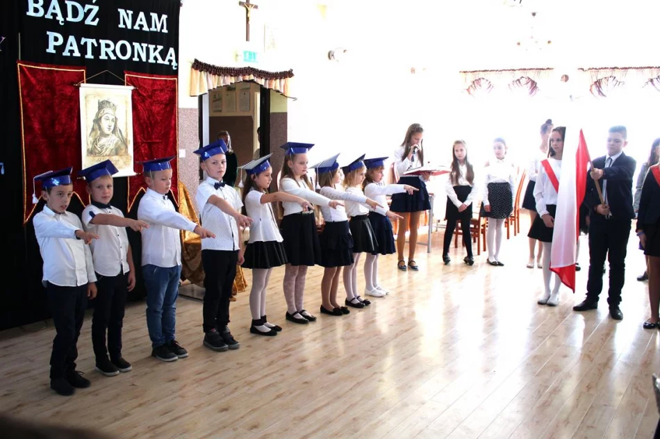 Pierwszoklasiści z SP Wysokie uroczyście włączeni w grono uczniów  - zdjęcie 15