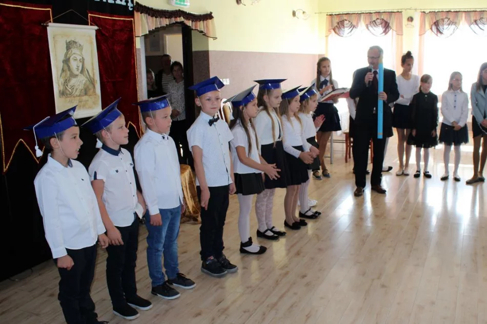 Pierwszoklasiści z SP Wysokie uroczyście włączeni w grono uczniów  - zdjęcie 16