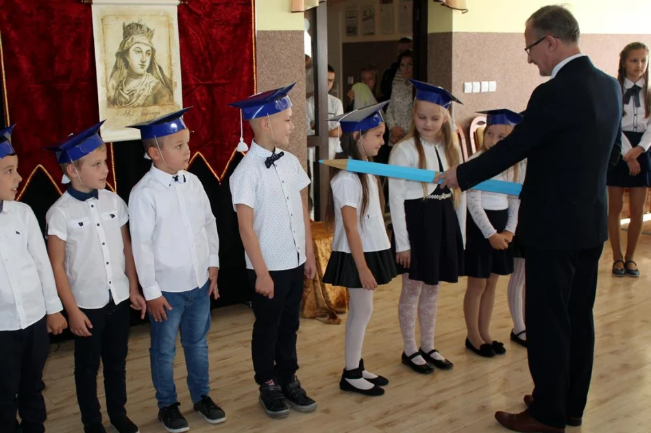 Pierwszoklasiści z SP Wysokie uroczyście włączeni w grono uczniów  - zdjęcie 17