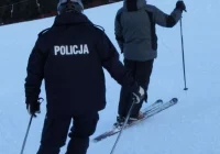 Policja szuka świadków wypadku 13-latka, który na nartach wjechał w drzewo - zdjęcie główne