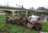 Nad rzeką śmieci jakby mniej, a i tak uzbierano dwie tony - zdjęcie główne