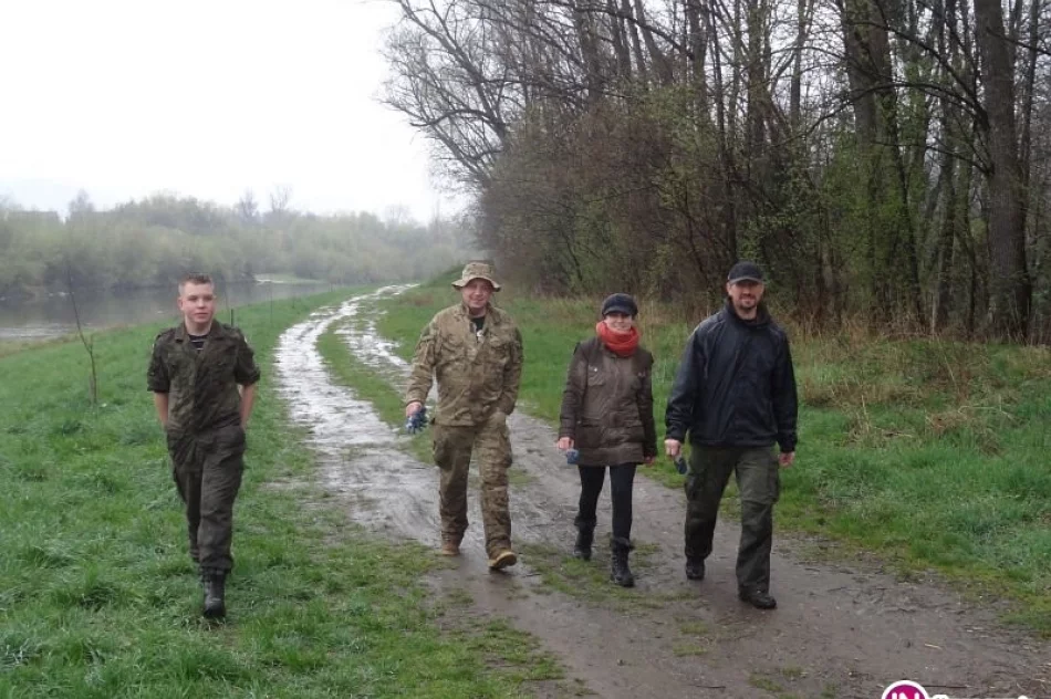 Nad rzeką śmieci jakby mniej, a i tak uzbierano dwie tony - zdjęcie 3
