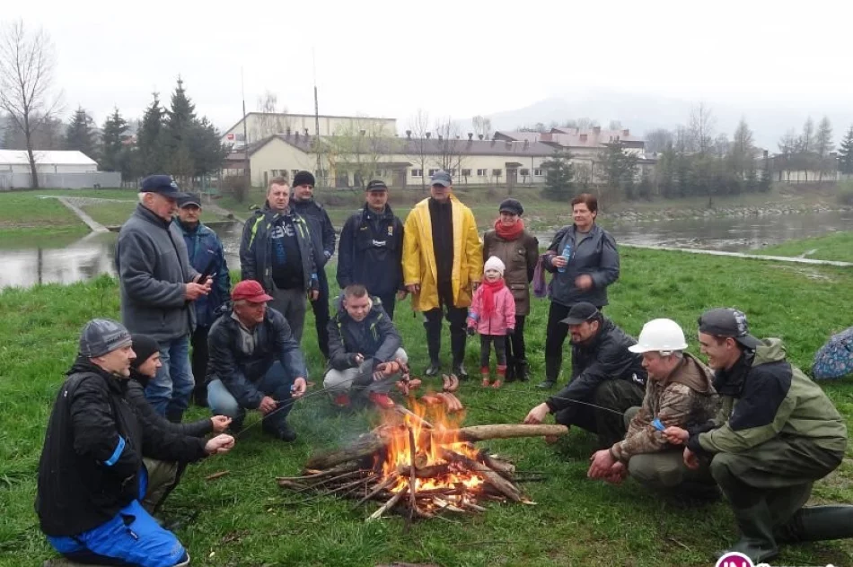 Nad rzeką śmieci jakby mniej, a i tak uzbierano dwie tony - zdjęcie 4