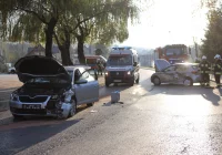 Kierowca i 6-letnie dziecko w szpitalu po zderzeniu aut - zdjęcie główne