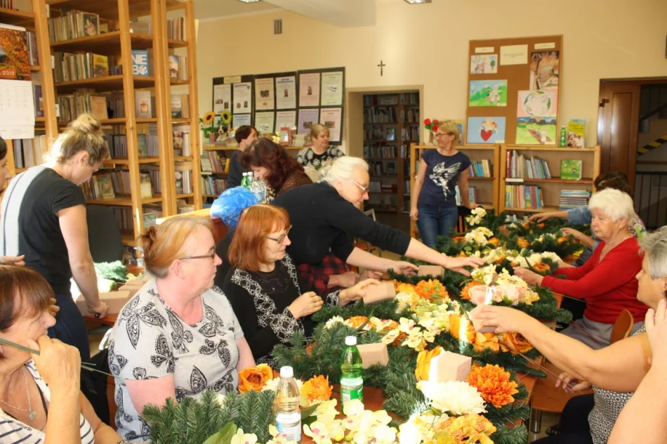 ,,Rękodzieło artystyczne - Kreatywny Senior". Wiązanki na Wszystkich Świętych w gminnych bibliotekach - zdjęcie 2