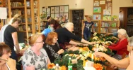 ,,Rękodzieło artystyczne - Kreatywny Senior". Wiązanki na Wszystkich Świętych w gminnych bibliotekach - zdjęcie 2