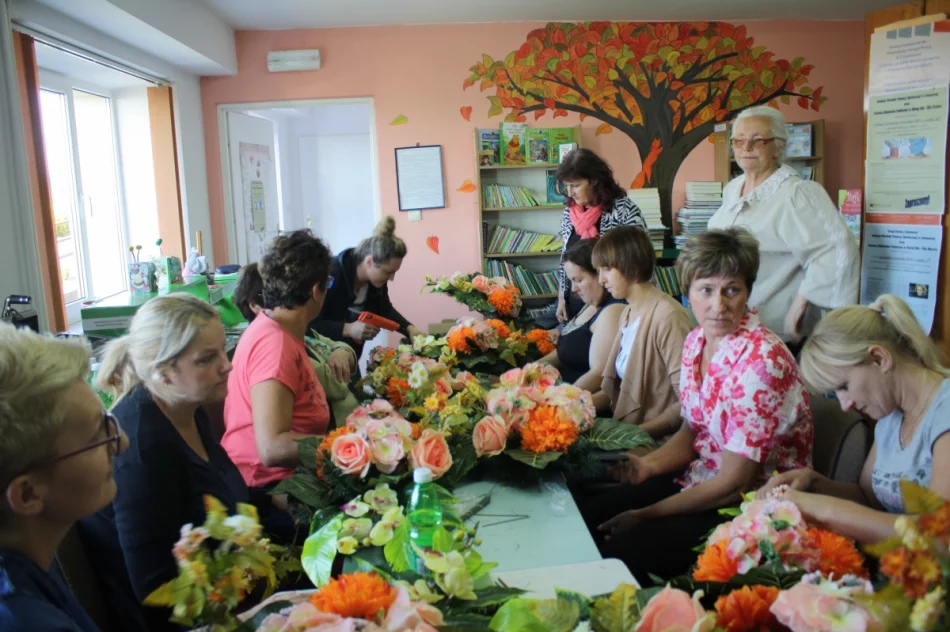 ,,Rękodzieło artystyczne - Kreatywny Senior". Wiązanki na Wszystkich Świętych w gminnych bibliotekach - zdjęcie 4