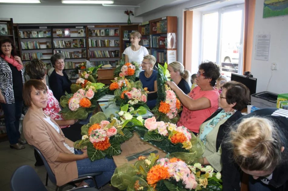 ,,Rękodzieło artystyczne - Kreatywny Senior". Wiązanki na Wszystkich Świętych w gminnych bibliotekach - zdjęcie 5