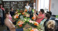 ,,Rękodzieło artystyczne - Kreatywny Senior". Wiązanki na Wszystkich Świętych w gminnych bibliotekach - zdjęcie 5