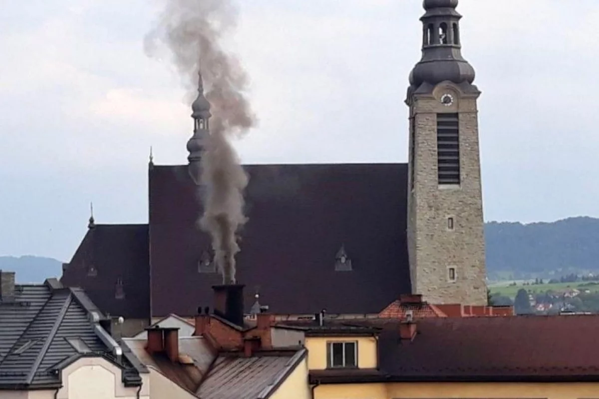 Mieszkańcy zgłosili problem dymu, unoszącego się z komina. W toku kontroli nie stwierdzono spalania odpadów