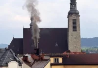 Mieszkańcy zgłosili problem dymu, unoszącego się z komina. W toku kontroli nie stwierdzono spalania odpadów - zdjęcie główne