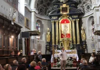 Słoneczna pogoda sprzyjała zwiedzaniu opactwa - zdjęcie główne