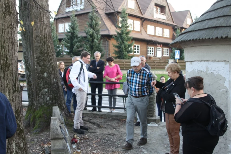 Słoneczna pogoda sprzyjała zwiedzaniu opactwa - zdjęcie 2