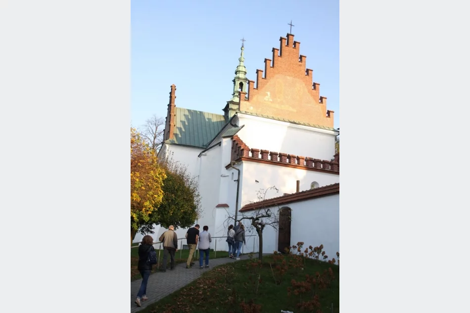 Słoneczna pogoda sprzyjała zwiedzaniu opactwa - zdjęcie 3