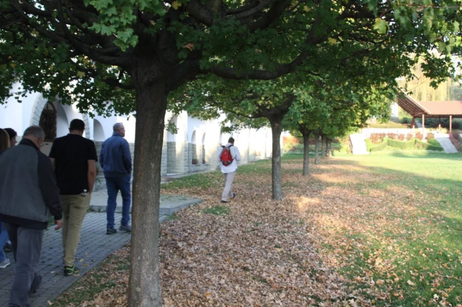 Słoneczna pogoda sprzyjała zwiedzaniu opactwa - zdjęcie 4