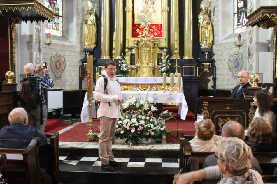 Słoneczna pogoda sprzyjała zwiedzaniu opactwa - zdjęcie 5