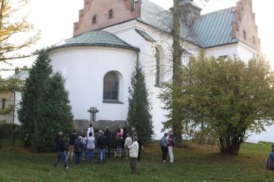 Słoneczna pogoda sprzyjała zwiedzaniu opactwa - zdjęcie 6