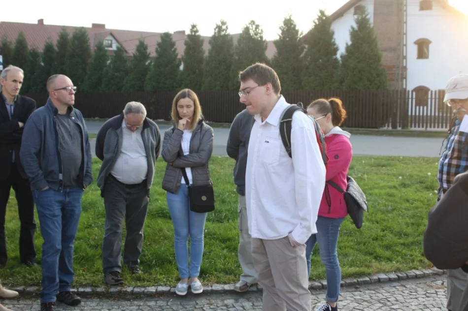 Słoneczna pogoda sprzyjała zwiedzaniu opactwa - zdjęcie 7