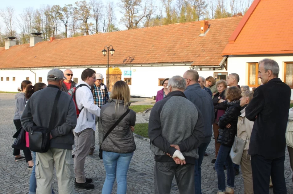 Słoneczna pogoda sprzyjała zwiedzaniu opactwa - zdjęcie 8