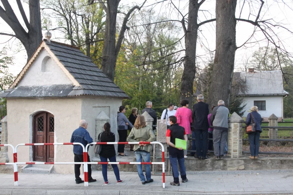 Słoneczna pogoda sprzyjała zwiedzaniu opactwa - zdjęcie 9