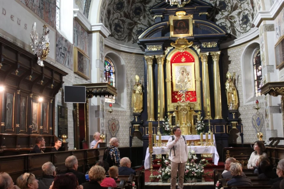 Słoneczna pogoda sprzyjała zwiedzaniu opactwa - zdjęcie 11