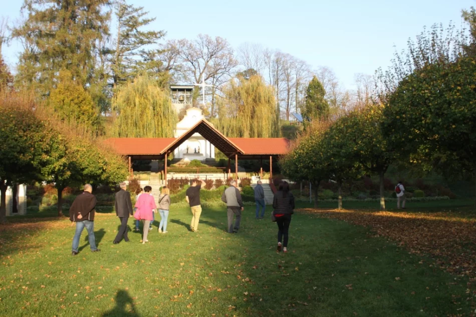 Słoneczna pogoda sprzyjała zwiedzaniu opactwa - zdjęcie 12