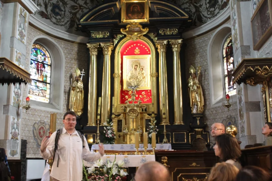 Słoneczna pogoda sprzyjała zwiedzaniu opactwa - zdjęcie 13