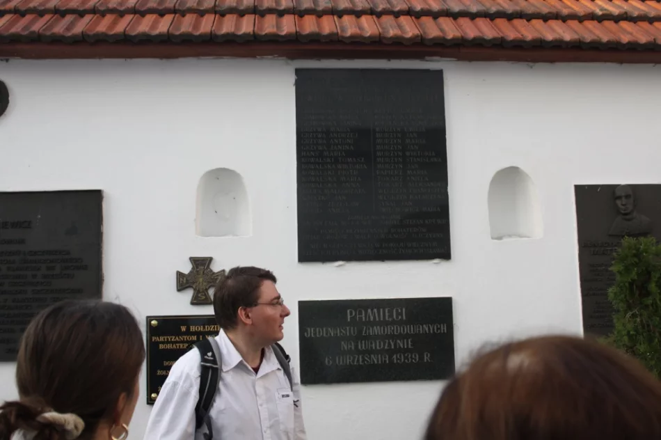 Słoneczna pogoda sprzyjała zwiedzaniu opactwa - zdjęcie 16