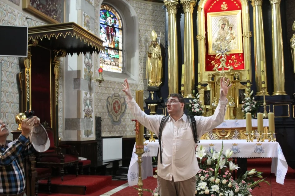 Słoneczna pogoda sprzyjała zwiedzaniu opactwa - zdjęcie 17