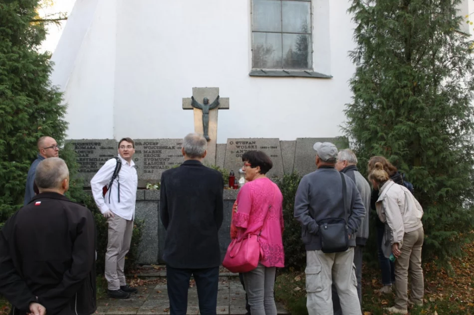 Słoneczna pogoda sprzyjała zwiedzaniu opactwa - zdjęcie 18