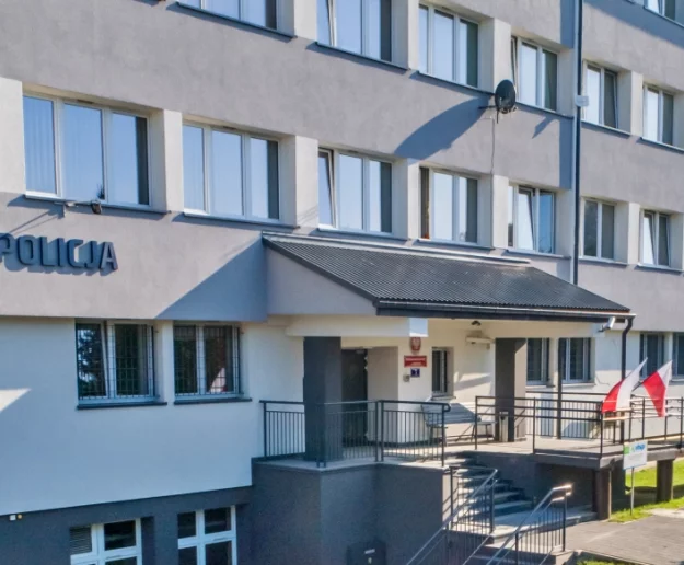 Mail z bombowym alarmem. Służby sprawdzają szkołę - zdjęcie główne