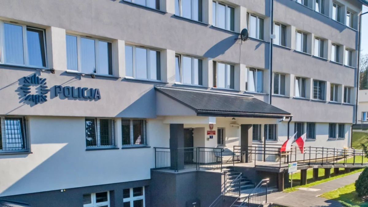 Mail z bombowym alarmem. Służby sprawdzają szkołę